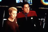 Star Trek - Raumschiff Voyager – "Seven of Nine" (Jeri Lynn Ryan, l.) beweist Chakotay (Robert Beltran, r.), dass Captain Janeway eine Verschwörung mit dem Fürsorger plant und gar nicht die Absicht hat, die Crew zur Erde zurückzubringen ...