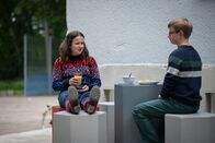 Schloss Einstein – Rike (Madeleine Haas, li.) findet Moritz (Marc Elflein, re.) Dresscode nicht passend für seinen bevorstehenden Praktikumstag bei Dr. Berger.