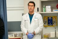 Code 3 – Oberarzt Dr. Serano (Rob Riggle) zeigt sich im Umgang mit Sanitätern selten dankbar.