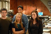Gilmore Girls – Rory (Alexis Bledel, r.) und ihre Kollegen von der Yale Daily News A.K. (Adam Hendershott, l.), Paris (Liza Weil, 2.v.l.) und Raj (Danny Pudi, 2.v.r.) werden überraschend von Christopher zum Abendessen eingeladen ...