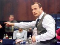 Das Konto – ARD DAS KONTO Teil 1, Deutschland 2003, Regie Markus Imboden Uhr im Ersten. Dr. Michael Mühlhausen (Heino Ferch), ein "ausgekochter" Lebensmittel-Manager der mächtigen Olsen AG, hält vor kritischen Schülern einen Vortrag über Fast food.