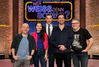 Wer weiß denn sowas? – Moderator Kai Pflaume (M.) und seine Rateteam-Kapitäne Bernhard Hoëcker (l.) und Elton (r.) begrüßen in dieser Sendung die Schauspielerin Julia Hartmann (2.v.l.) und den Schauspieler Kai Schumann (2.v.r.).
