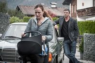 Der Bergdoktor – Martin Gruber (Hans Sigl, r.) bricht es fast das Herz, als er Saskia Diekhaus (Deborah Kaufmann, l.) bei einem wichtigen Lebensschritt begleitet.