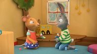 Pip und Posy – Pip wundert sich, dass sein Kresseköpfchen plötzlich nicht mehr so gedeiht wie Posys Kresseköpfchen.