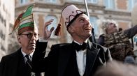 Babylon Berlin – Kölle alaaf! Der Kölner Kommissar Rath (Volker Bruch, li.) und der bedrohte Arzt Forster (Ulrich Noethen, re.) feiern den Karneval in Köln.