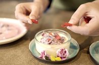 Zu Tisch mit Lucie - Kitchen Hacks – Gezuckerte Rosenblüten als florale Dessertdekoration