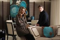 Castle – Nach dem Mord an einem englischen Topmodel haben Richard Castle (Nathan Fillion, r.) und Kate Beckett (Stana Katic, l.) schon bald einen Verdächtigen ausfindig gemacht. Dieser entpuppt sich jedoch als Detective Inspector Colin Hunt von Scotland Yard ...
