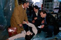 Kommissar Rex – Dr. Leo Graf (Gerhard Zemann, l.), Kommissar Moser (Tobias Moretti, M.) und Böck (Heinz Weixelbraun, r.) untersuchen die Leiche von Stefan Dorner (Torben Liebrecht, vorne).
