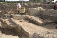 Schätze des Römischen Reichs – Ein Archäologe macht sich Notizen an der Ausgrabungsstätte in Carnuntum, Österreich. (Windfall Films/Bianca Zamfira)