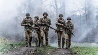 Hitlers letzter Widerstand – REAKTION - 2nd Lt. Baker führt die A-Kompanie des 473rd Infantry Regimentes. Die Schauspieler von links nach rechts: Gavin Marck, Alessandro Pekin, Dominic Greyson, Nathan Plumite, und Harrison Macdonald. (Holdout II Productions Inc./Sean F. White)