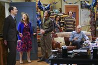 The Big Bang Theory – Sheldon (Jim Parsons, l.) freut sich über die Geburtstagsglückwünsche, die er von Amy (Mayim Bialik, 2.v.l.), Raj (Kunal Nayyar, 3.v.l.), Leslie (Sara Gilbert, 3.v.r.) und Stuart (Kevin Sussman, 2.v.r.) bekommt und staunt nicht schlecht, als er Adam West (Adam West, r.) auf seiner Party vorfindet ...