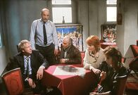 Tatort – WDR Fernsehen TATORT, "Voll auf Hass" Uhr. Für Dagmar (Heike Faber, rechts) sollte es der glücklichste Tag ihres Lebens werden - es wurde der Schrecklichste: Während ihrer Verlobungsfeier mit Erdal stürmen Skinheads das Lokal und töten Erdal. Vorsichtig befragen Kommissar Stoever (Manfred Krug, 2. v. links) und Brockmöller (Charles Brauer, Mitte) die noch unter Schock stehende Dagmar und ihre Eltern (Johanna Liebeneiner, 2. v. rechts und Ulrich Pleitgen, links) zum Verlauf der Schlägerei.