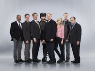 Navy CIS – (11. Staffel) - Immer auf der Jagd nach Bösewichten in den eigenen Reihen: das Navy CIS-Team (v.l.n.r.: Rocky Carroll, Brian Dietzen, Michael Weatherly, Pauley Perrette, Mark Harmon, Emily Wickersham, Sean Murray und David McCallum) ...
