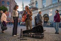 SOKO München – Katharina Hahn (Bianca Hein, l.) stattet Edgar Seiler (Dieter Landuris, r.) einen Besuch an seinem Platz in der Münchner Innenstadt ab.