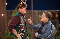 Two and a Half Men – Walden (Ashton Kutcher, l.) muss seine zwei Identitäten unter einen Hut bringen - den reichen Walden und den armen Sam. Doch das fällt ihm gar nicht so leicht, denn Billy Stanhope (Patton Oswalt, r.), sein Geschäftspartner, taucht mit einer ganz besonderen Nachricht auf ...