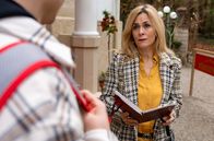 Sturm der Liebe – Yvonne (Tanja Lanäus, r.) bittet Caspar (Andreas Hagl, l.) einfühlsam, das Tagebuch seines Vaters lesen zu dürfen.