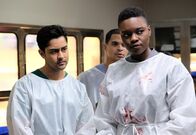 Atlanta Medical – Dr. Devon Pravesh (Manish Dayal, l.); Dr. Mina Okafor (Shaunette Renée Wilson, r.)