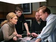 Mankells Wallander – Kommissar Wallander (Krister Henriksson, rechts) bespricht sich mir der Staatsanwältin Katarina Ahlsell (Lena Endre) sowie seinen beiden Kollegen Pontus (Sverrir Gudnason, links) und Nyberg (Mats Bergman).