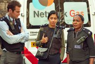 Trigger Point – Thom (Mark Stanley), Desai (Manjinder Virk, M.) und Einsatzleiterin Hamilton (Nadine Marshall, r.) versuchen, die verwirrende Lage zu klären.