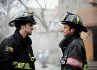 Chicago Fire – Geraten aneinander: Shane McRae als Eric Whaley, Taylor Kinney als Kelly Severide