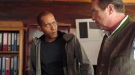 Watzmann ermittelt – Jerry Paulsen (Peter Marton, l.) kommt am Tatort an und sieht sich gemeinsam mit Benedikt Beissl (Andreas Giebel, r.) die Leiche an.