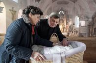 Der Bergdoktor – Lisbeth Gruber (Monika Baumgartner, l.) und der Pfarrer (Franz Weichenberger) entdecken nach der Chorprobe ein ausgesetztes Kind.