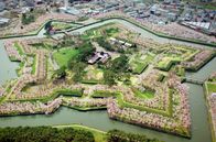 Japan von oben – Hakodate liegt im Süden Hokkaidos. Die sternförmige Festung Goryokaku wurde ab 1860 zum Schutz der Stadt und als Behördenstandort errichtet. Seit Anfang des 20. Jahrhunderts ist sie ein öffentlicher Park, in dem im Frühling 1.600 Kirschbäume blühen.
