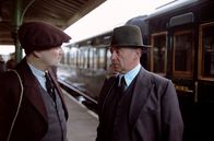 Inspector Foyle – Mr. Cooper (l, Ian Puleston Davies) und Inspector Foyle (Michael Kitchen)