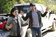 Scorpion – Eigentlich wollen Happy (Jadyn Wong, l.), Toby (Eddie Kaye Thomas, r.), Paige und Walter lediglich den Passagieren eines abgestürzten Flugzeuges helfen, doch dann machen sie eine erschreckende Entdeckung ...