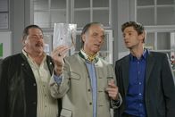 Die Rosenheim-Cops – Ferdinand Reischl (Wolfgang Fierek, M.) hilft den Kommissaren Korbinian Hofer (Joseph Hannesschläger, l.), und Sven Hansen (Igor Jeftic, r.) mit seinem Fachwissen.