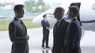 Suits – Ein heikler Fall aus der Vergangenheit holt Harvey (Gabriel Macht, l.) ein. Während er versucht, die Situation unter Kontrolle zu bringen, spitzen sich die Ereignisse bei einem wichtigen Treffen mit Geschäftsführer Lawrence Kemp (John Finn, 2.v.r.) und Justitiar Matt Lasker (Kevin Jubinville, r.) dramatisch zu.