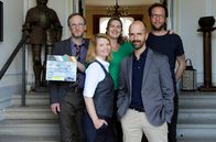 Hotel Heidelberg – ARD Degeto Drehstart - Am 16. Mai 2017 begannen die Dreharbeiten zu zwei neuen Filmen der ARD Degeto-Reihe ‚ÄûHotel Heidelberg‚Äú mit Hannelore Hoger, Annette Frier und Christoph Maria Herbst in den Hauptrollen. In Euskirchen/K√∂ln fiel die erste Klappe rund um den Hotelbetrieb der Familie Kramer. Edzard Onneken inszeniert nach den Drehb√ºchern von Martin Rauhaus die vierte und f√ºnfte Folge ‚ÄûHotel Heidelberg ‚Äì Kinder, Kinder!‚Äú (AT) und ‚ÄûHotel Heidelberg ‚Äì ‚Ä¶Vater sein dagegen sehr‚Äú (AT). Die Dreharbeiten in Heidelberg beginnen ab dem 28. Juni 2017. Drehende wird voraussichtlich am 17. Juli 2017 sein. ‚ÄûHotel Heidelberg ‚Äì Kinder, Kinder!"(AT) und ‚ÄûHotel Heidelberg ‚Äì ‚Ä¶Vater sein dagegen sehr‚Äú (AT) sind Produktionen der Calypso Entertainment (Produzentin: Brit Possardt) im Auftrag der ARD Degeto f√ºr Das Erste. F√ºr die Redaktion zeichnet Birgit Titze verantwortlich. Von links nach rechts: Edzard Onneken (Regie), Annette Frier, Brit Possardt, Christoph Maria Herbst und Martin Schlecht (Kamera)