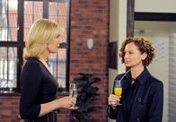 Rote Rosen – ARD ROTE ROSEN FOLGE 1069 Uhr im ERSTEN. Henriette (Susanne Steidle, r.) versichert Katja (Saskia Valencia, l.), dass ihr die Affäre ihres Mannes egal ist, da er ja wieder ganz für sie da sei.