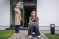 SOKO Leipzig – Jenny Gabriel (Friederike Linke, l.) will ihre Tochter Lindsay (Mathilda Smidt, r.) vor schlechtem Einfluss schützen. Leider meint das auch Jans Tochter Lotte.