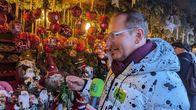 Heißmann + Rassau – Doldi-TV-Reporter Theo Dolores Hanfgruber (Volker Heißmann) versucht ein Interview mit einem Weihnachtswichtel.