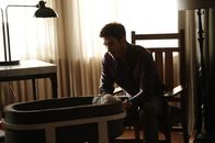 American Horror Story – Nach Viviens Tod kümmert sich Ben (Dylan McDermott) liebevoll um das Baby ...