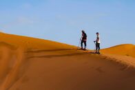 Bergwelten – v.li.: Matthias Haunholder und Matthias Mayr auf Dünen-Skitour im Erg Chebbi (größte Wanderdüne Marokkos)