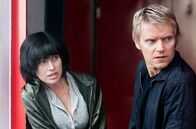 Kommissar van der Valk – Gefährlicher Einsatz für Van der Valk (Marc Warren) und Lucienne (Maimie McCoy).