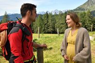 Die Bergretter – Bergretter Simon (Ferdinand Seebacher) ist skeptisch. Was verheimlicht Sonja Kirchgassner (Tessa Mittelstaedt) ihm?