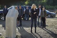 Scorpion – Ein neuer Fall sorgt für einige Schwierigkeiten: (v.l.n.r.) Cabe (Robert Patrick), Paige (Katharine McPhee), Walter (Elyes Gabel), Sylvester (Ari Stidham), Amy (Shantal VanSanten), Toby (Eddie Kaye Thomas) und Happy (Jadyn Wong) ...