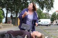 Rentnercops – Gabriel Ruthe (Tristan Becker, vorne) fällt vom Dach eines Hochhauses. Unter seinem Rücken sind eindeutig Federn zu sehen, weshalb Maria Fröbel (Martina Eitner-Acheampong) ihn für ihren Schutzengel hält.