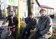 Neues aus Büttenwarder – V. l. Shorty mit Brackelmann und Adsche an der Bushaltestelle.