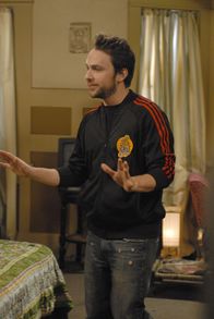 It's Always Sunny in Philadelphia – Charlie (Charlie Day), Mac und Dennis werden zu gemeinnütziger Arbeit verurteilt. Charlie will sich drücken und behauptet, er sei Alkoholiker. Schnell findet er sich bei einem Treffen der Anonymen Alkoholiker wieder.