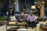 Männerwirtschaft – (v.l.n.r.) Dani (Yvette Nicole Brown); Oscar Madison (Matthew Perry); Teddy (Wendell Pierce)