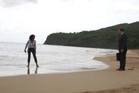 Death in Paradise – Camille (Sara Martins) versucht Richard (Ben Miller) die schönen Seiten des Insellebens näher zu bringen.