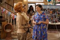 Call Me Kat – Sheila (Swoosie Kurtz, l.); Kat (Mayim Bialik, r.)