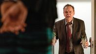 Tatort (WDR) – Schockmoment für Martin Ott (Pierre Shrady): Es ist nicht lange her, da kam er mit Kathrin Kampe (Eva Weißenborn) an der Hotelbar ins Gespräch. Jetzt findet er sie erhängt in ihrem Zimmer.