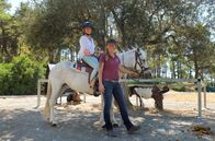 Wunderschön! – Mit Elpida Hatziioannou-Idé, die eine Ranch im Landesinneren, macht Tamina Kallert (l) einen Reitausflug zu einem traditionellen griechisch-orthodoxen Kloster.
