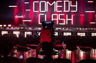 Comedy Clash – S√úDWESTRUNDFUNK Comedy Clash Mit dem ‚ÄûComedy Clash‚Äú geht ein digitales Unterhaltungsformat des SWR in der ARD Mediathek an den Start. Der Stand-up-Wettbewerb, moderiert von den Comedians Salim Samatou und Marvin Endres, ist einer der bekanntesten Comedy Slams Deutschlands. Er findet regelm√§√üig in der Stuttgarter Veranstaltungslocation ‚ÄûWizemann‚Äú statt. Mit der Streaming-Reihe ‚ÄûComedy Clash‚Äú pr√§sentiert der SWR in der Szene bereits bekannte K√ºnstler:innen mit ihren Stand-ups und bietet hautnahe Einblicke in die Backstage-Atmosph√§re der Liveveranstaltungen. ‚ÄûComedy Clash‚Äú seit 6. Mai 2022 in der ARD Mediathek, vierzehnt√§gig zwei neue Folgen zu jeder Wettbewerbsveranstaltung. ¬