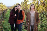 Weingut Wader - Die Erbschaft – Für Käthe Wader (Leslie Malton, re.), Tochter Anne (Henriette Richter-Röhl) und Enkelin Tori (Caroline Hartig, li.) ist das Weingut ihr Zuhause.